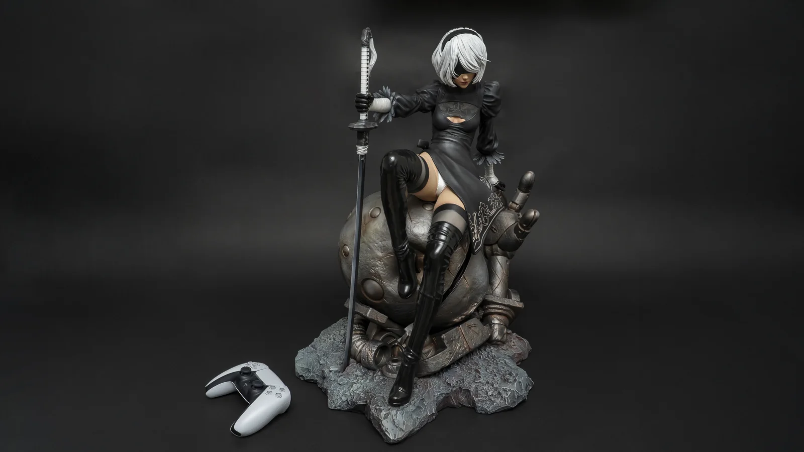 2B · V1 — NieR: Automata, hand-painted figure, photo 1