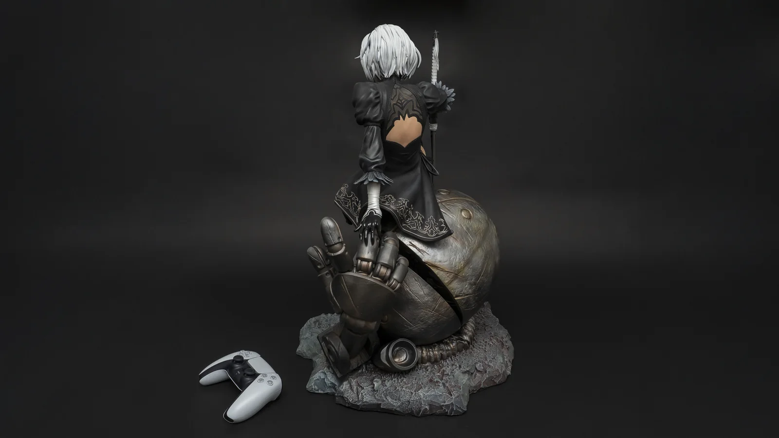 2B · V1 — NieR: Automata, hand-painted figure, photo 3