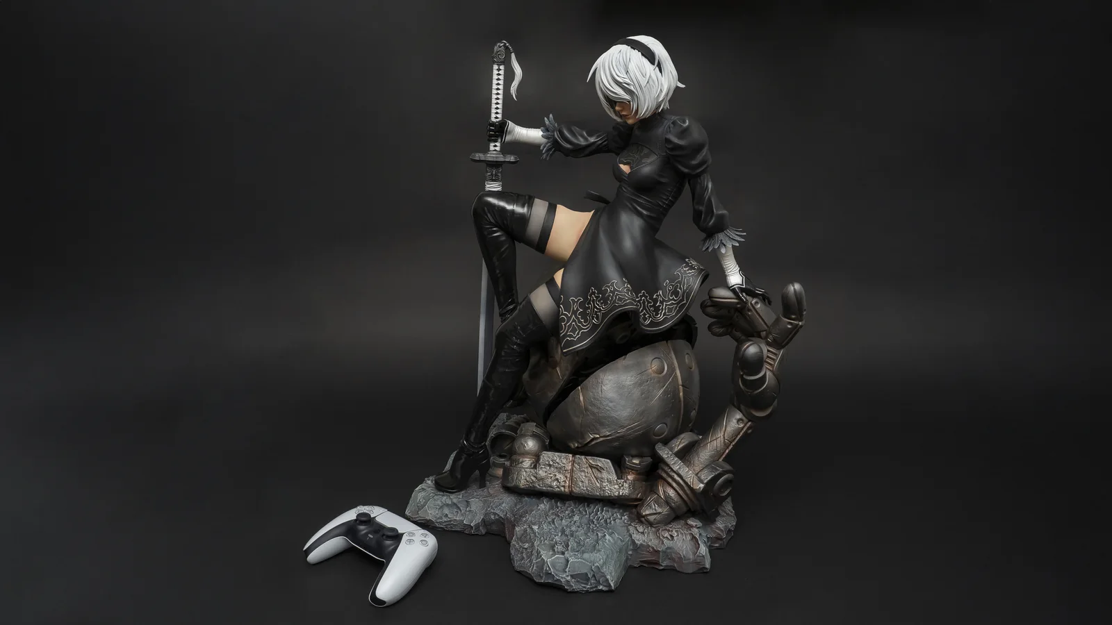 2B · V1 — NieR: Automata, hand-painted figure, photo 5